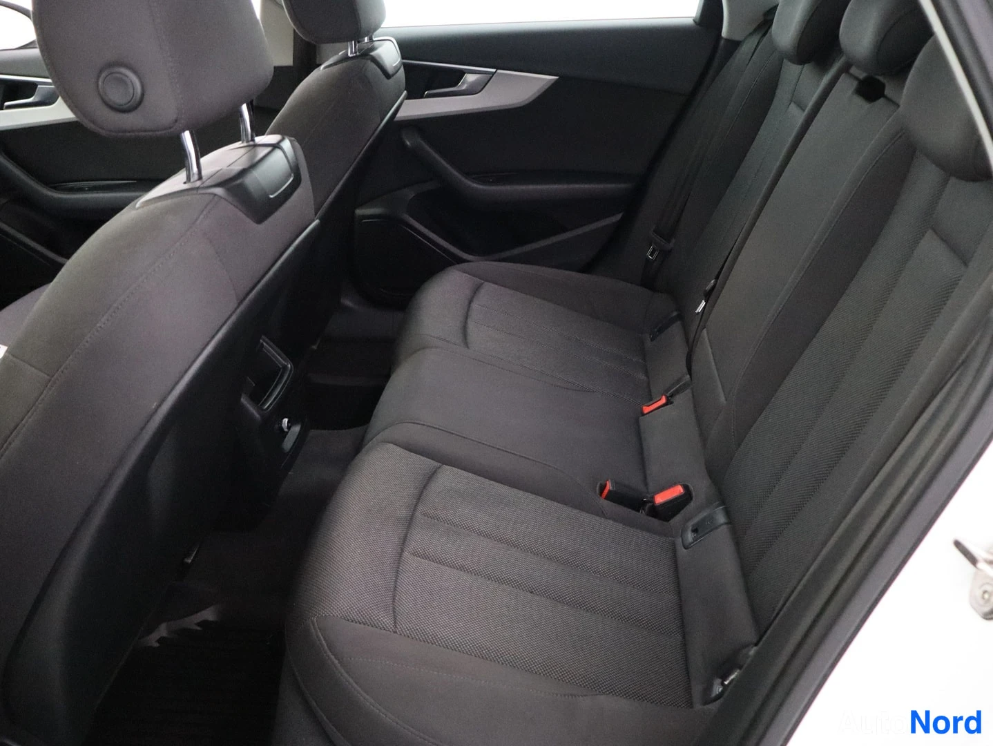 Valkoinen Audi A4 2016, kuva 23