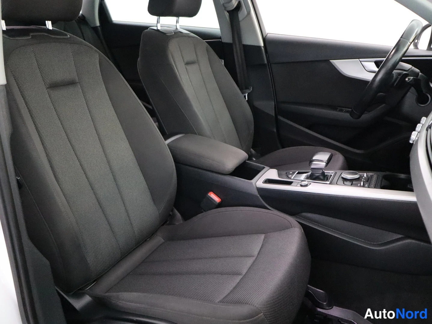 Valkoinen Audi A4 2016, kuva 24