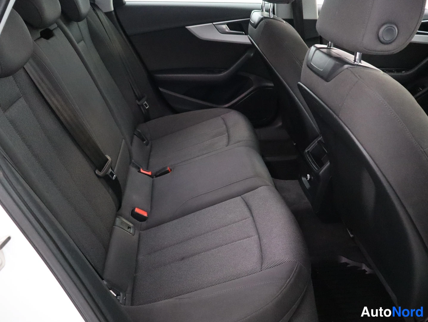 Valkoinen Audi A4 2016, kuva 25