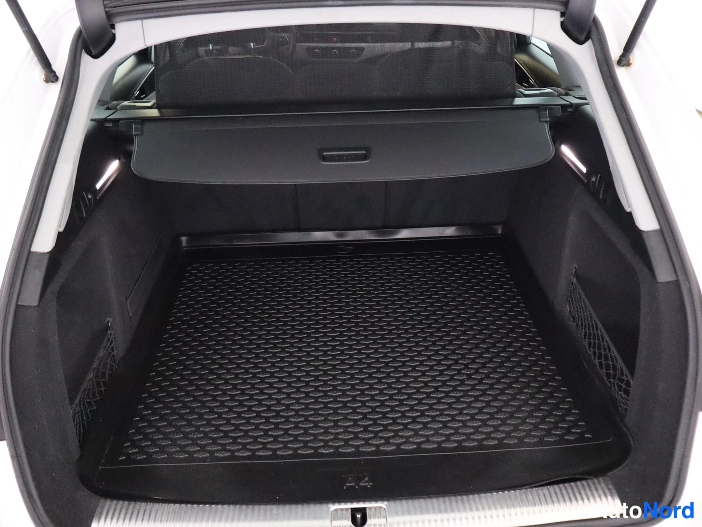 Valkoinen Audi A4 2016, kuva 26