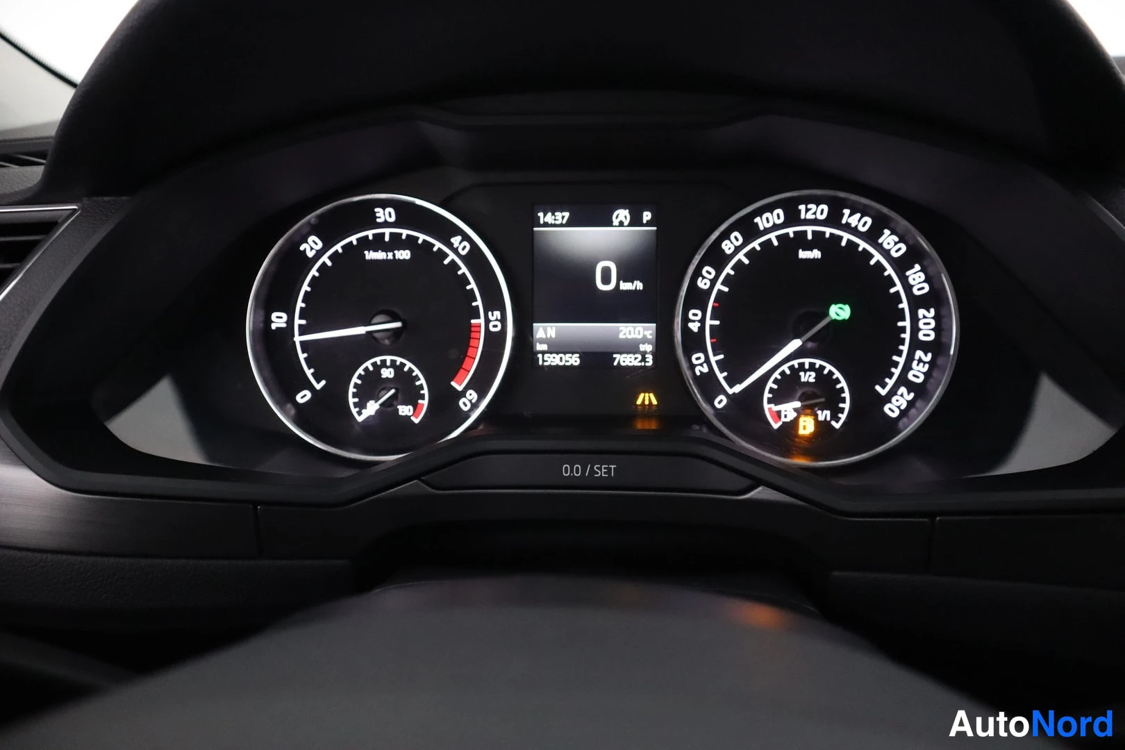 Harmaa Skoda Superb 2019, yksityiskohta, kuva 14