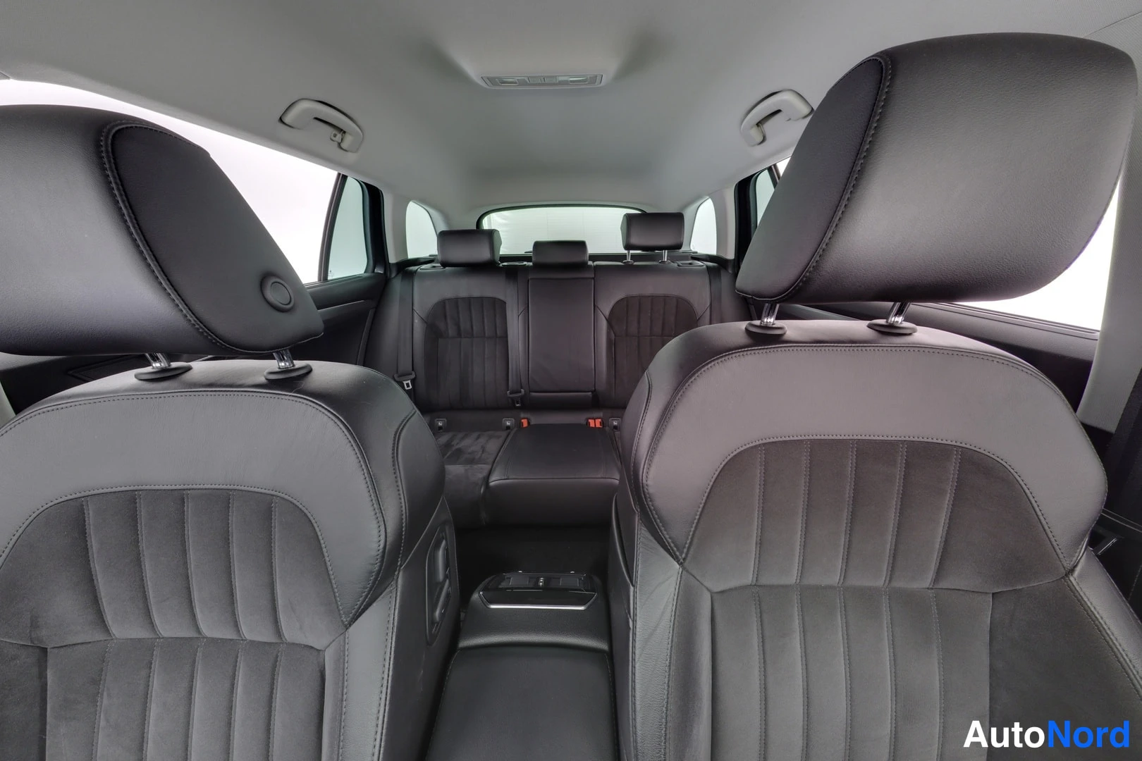 Harmaa Skoda Superb 2019, takaistuimet, kuva 12