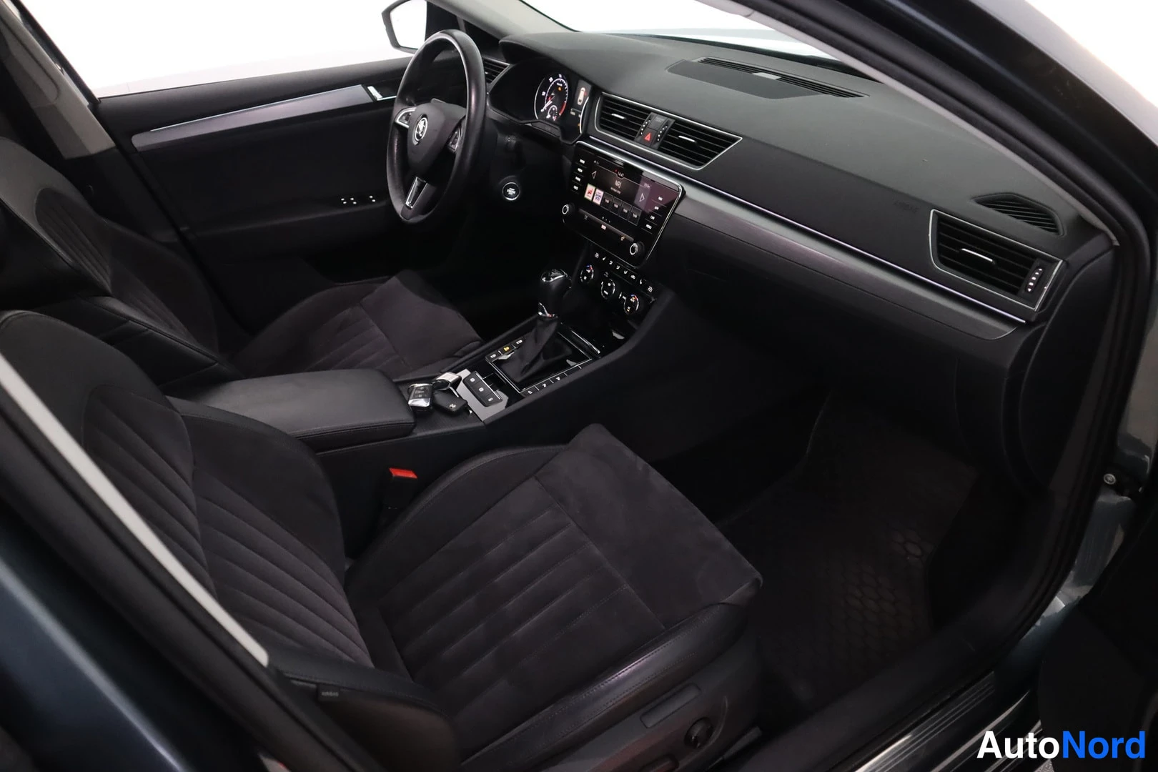 Harmaa Skoda Superb 2019, ohjaamo, kuva 7