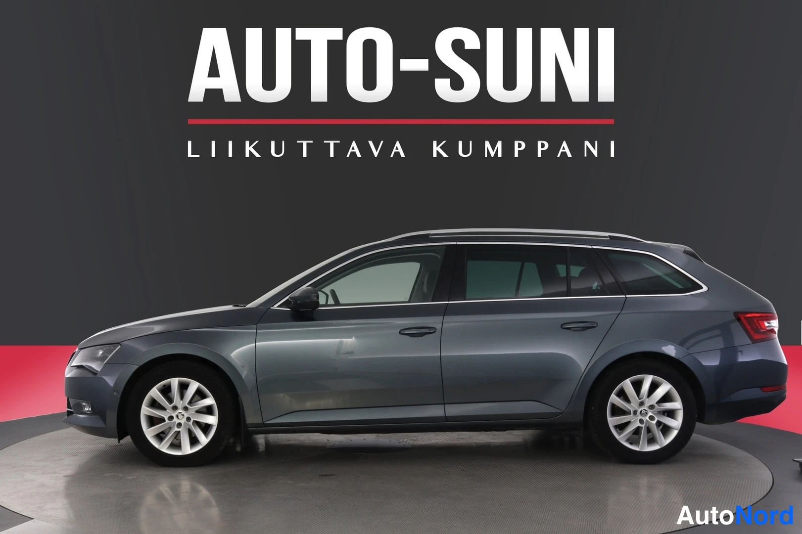 Harmaa Skoda Superb 2019, sivulta, kuva 3
