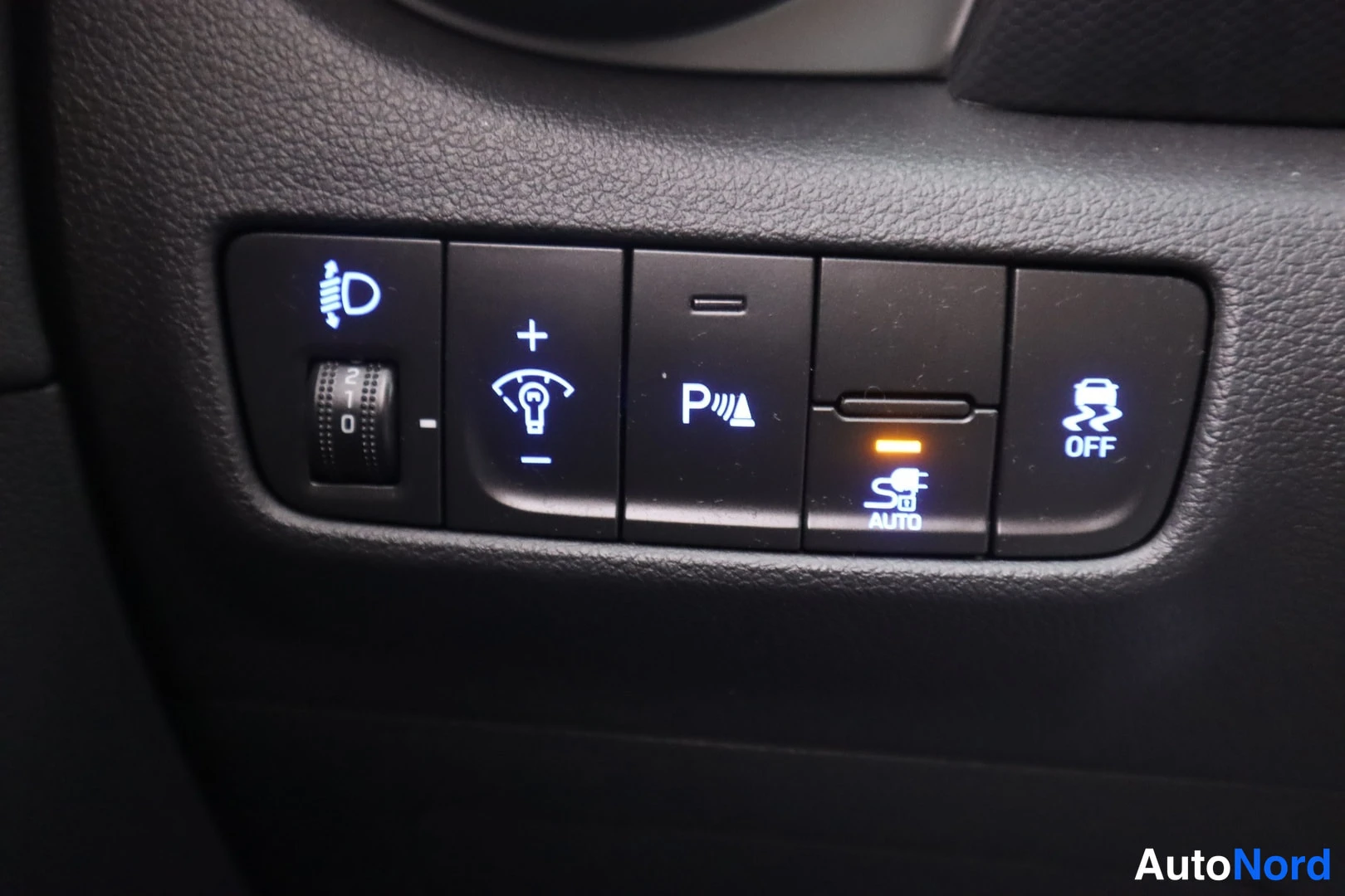 Muu: Sisätilakuva: kojelaudan painikkeita, mm. pysäköintitutka P-merkki, AUTO HOLD ja ESC OFF.