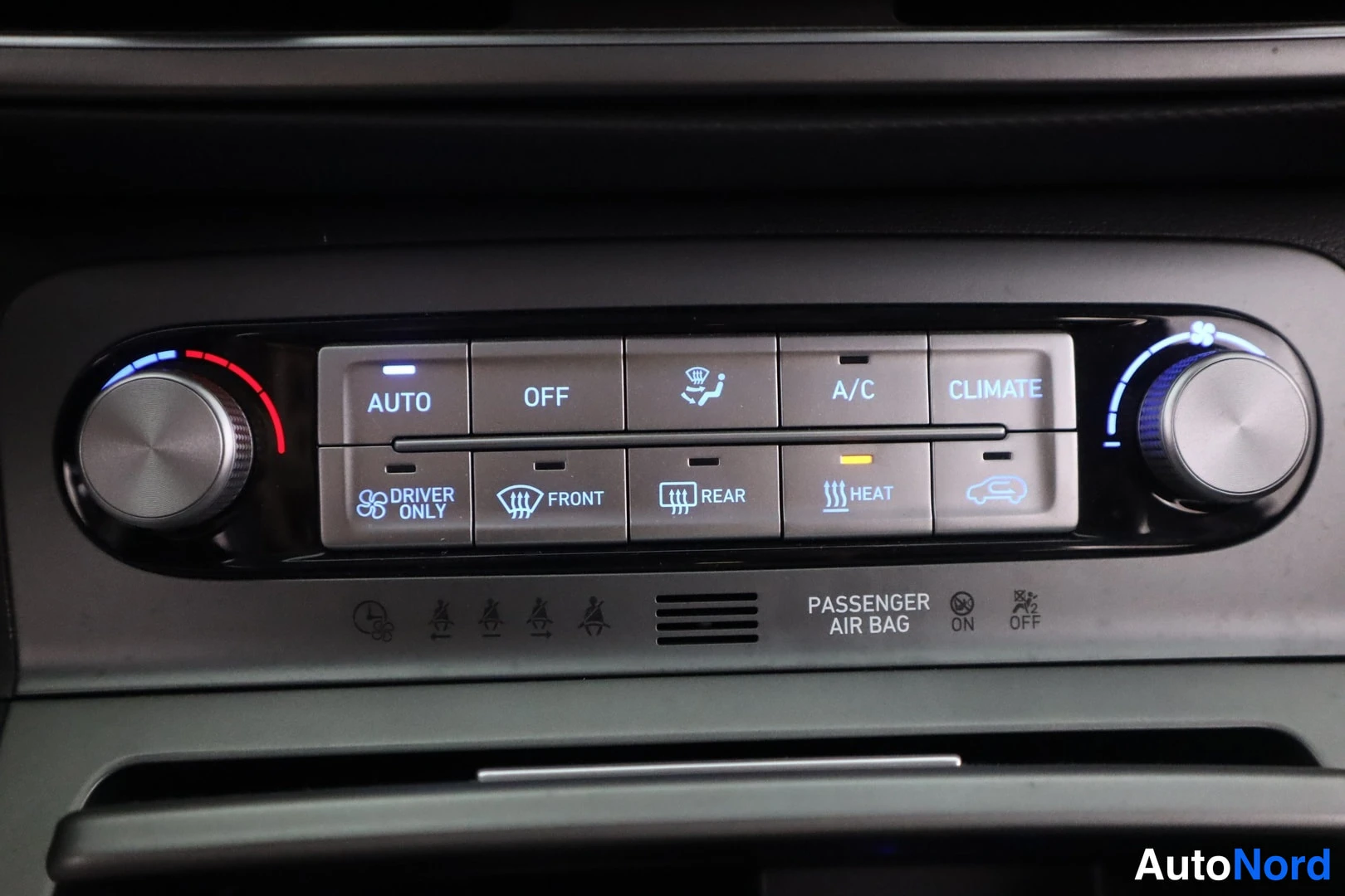 Muu: Auton automatisoitu ilmastointipaneeli: nupit A/OFF/CLIMATE ja napit AUTO/OFF/A/C, lauhde- ja lämmitysmerkit, ohjaajan matkustajan turvatyynyn varoitusmerkinnät