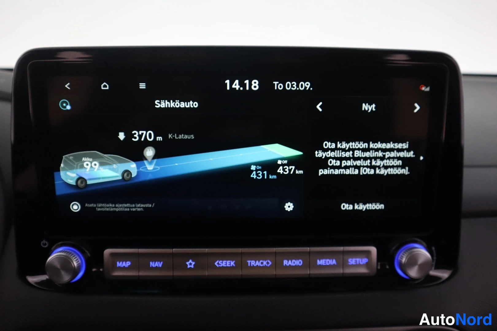 Muu: Sähköauton infotainnoinnäyttö: reittinäkymä latausasemalle 370 m päässä, aku 99 %, 431 km / 437 km toiminta-arvot ja Bluelink-tekstiä.