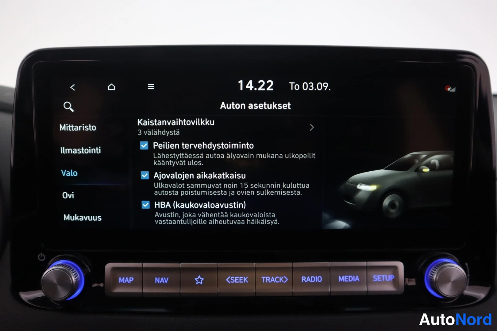 Muu: Auton asetukset -valikko, Valo-osio: valittuna peilien tervehydstoiminto, ajovalojen aikakatkaisu ja HBA (kaukkaloavustin).