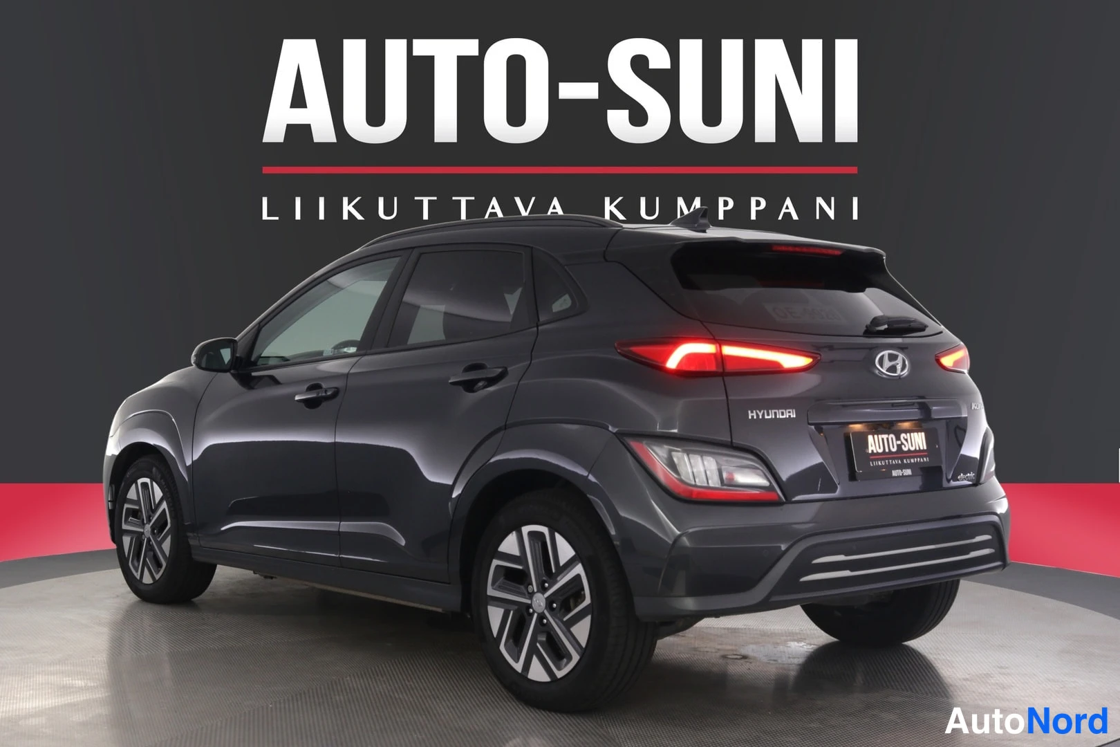 Takaviisto: Auton takakulma vasemmalta, perävalot ja HYUNDAI-merkki näkyvät, tummanharmaa kori.