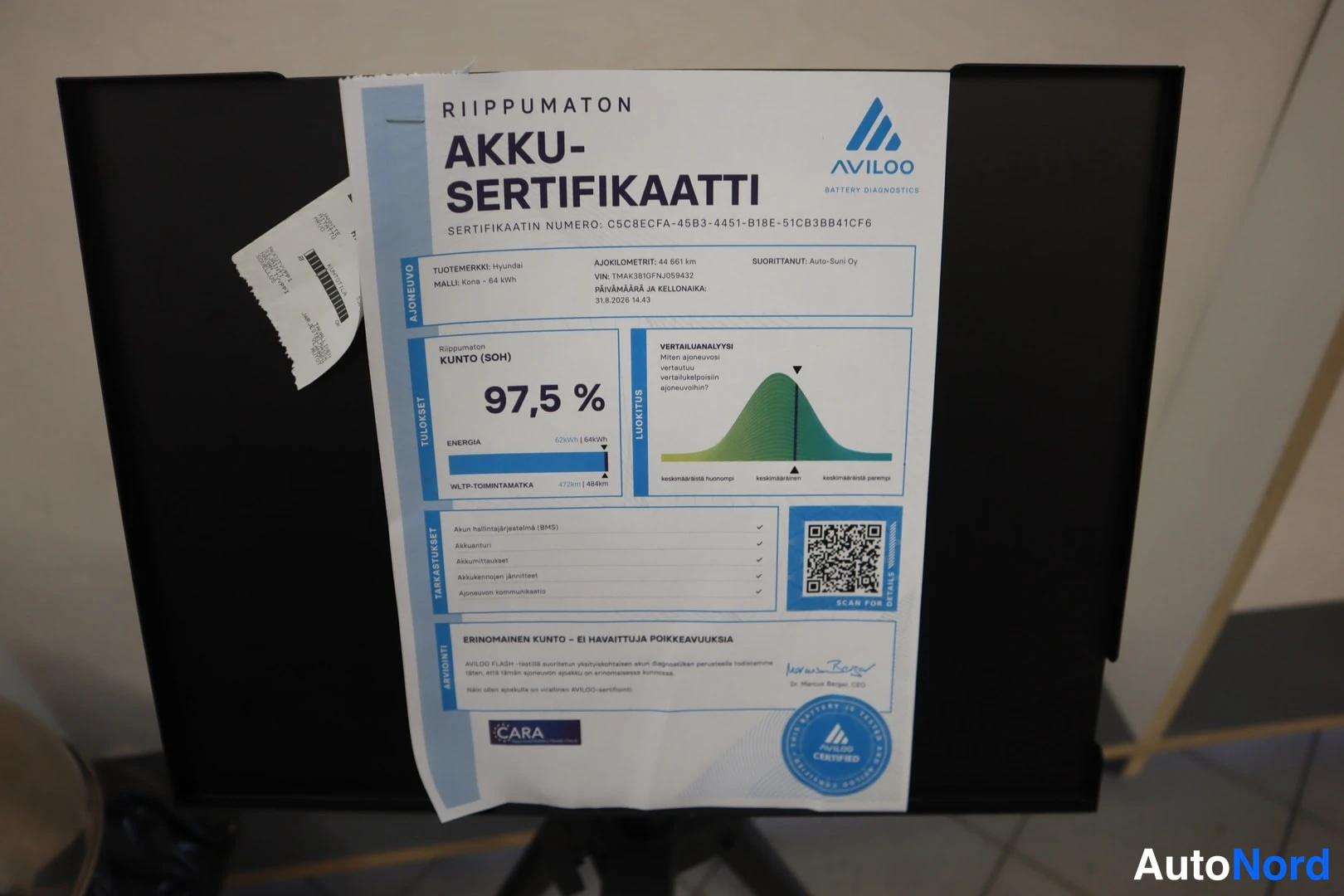 Sivulta: Aviloo Akku-sertifikaatti näytöllä, jossa akun kunto (SOH) 97,5 % ja johtomittamatka 822 km; teksti ERINOMAINEN KUNTO – EI HAVAITTUJA POIKKEAVUUKSIA.