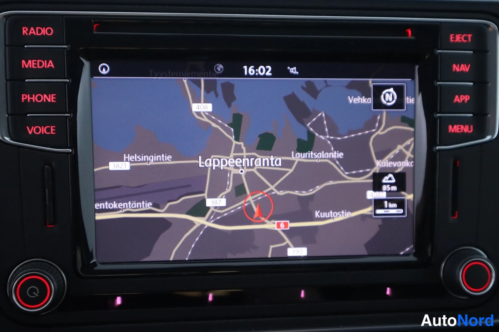 Yksityiskohta: Close-up of a car infotainment system showing a navigation map centered on Lappeenranta with Finnish street names such as Helsingintie and Lauritsalantie. The s