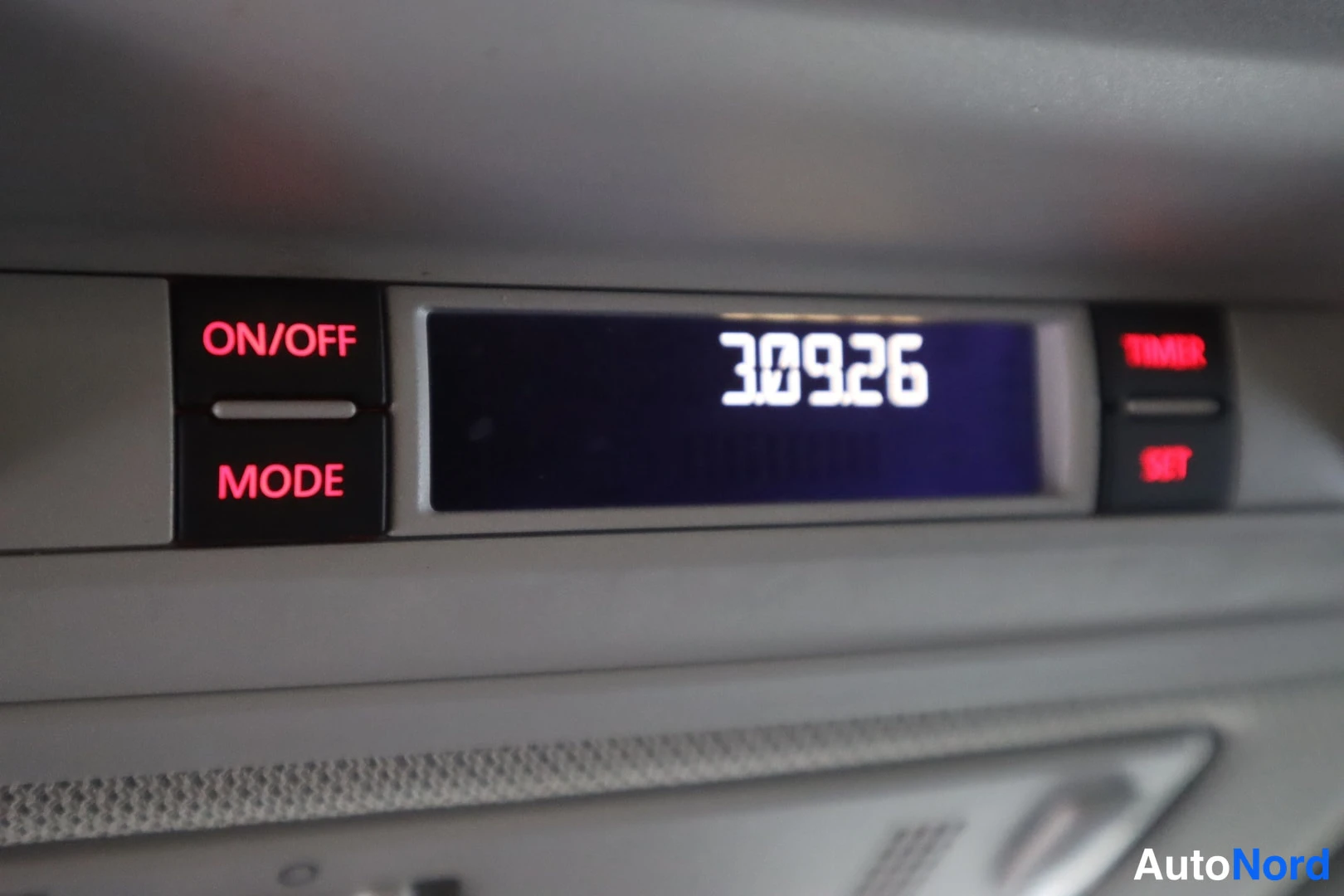 Yksityiskohta: Sisätilan mittarinäyttö, jossa lukee valolla 30926; vieressä ON/OFF- ja MODE-painikkeet sekä TIMER- ja SET-painikkeet.