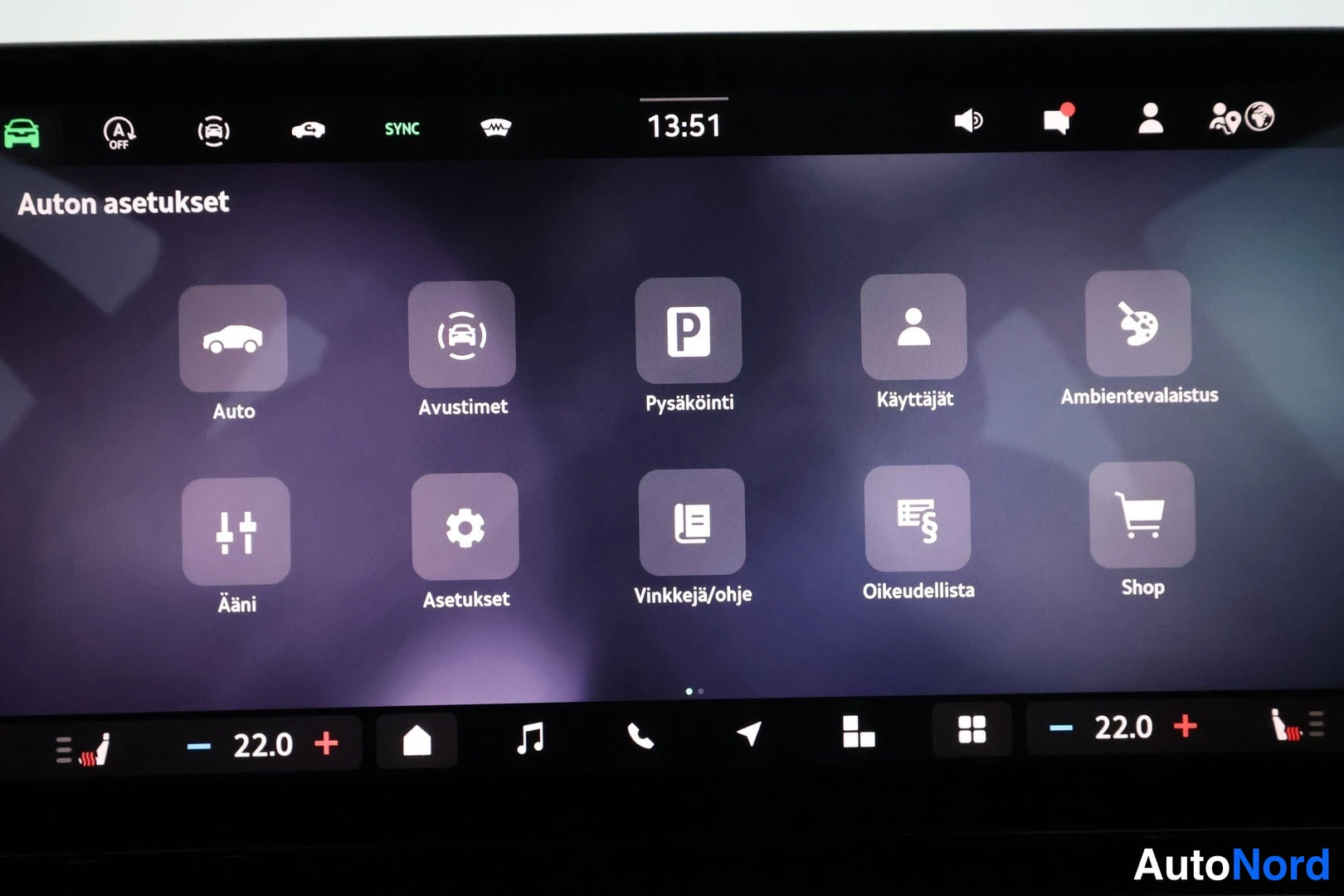 Muu: Infotainment-näytön Auton asetukset -valikko kuvakkeineen: Auto, Avustimet, Pysäköinti, Käyttäjät, Ambientevalaistus, Ääni, Asetukset, Vinkkejä/ohje, Oikeudelli