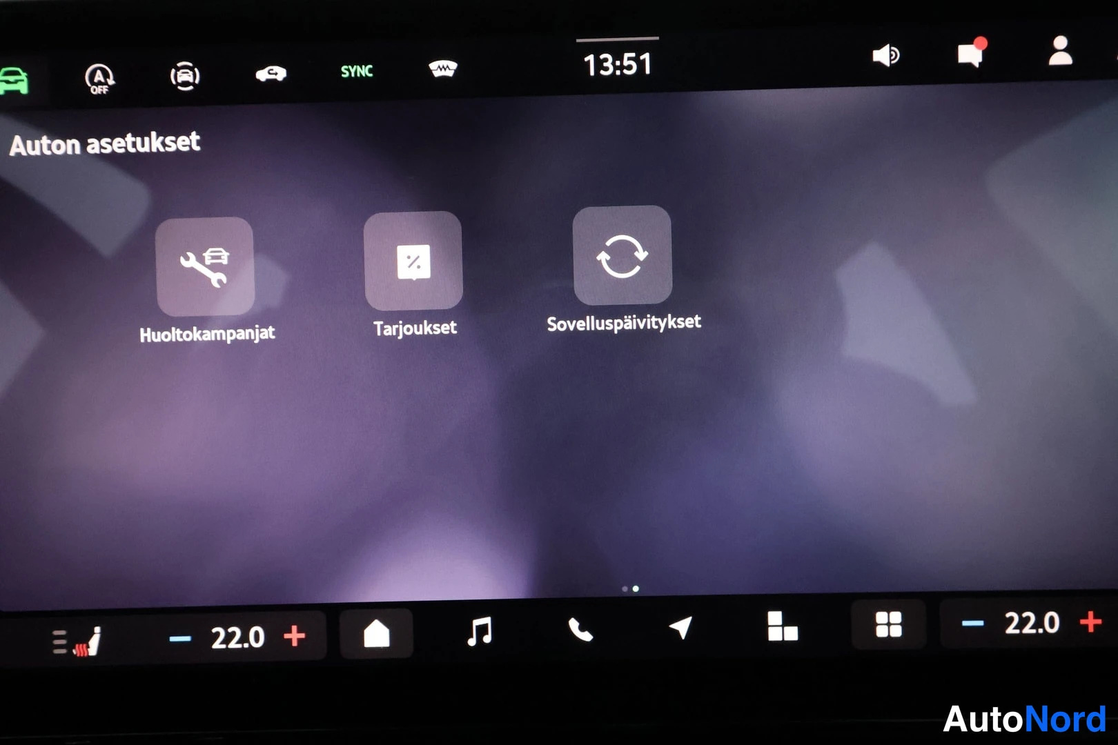 Muu: Infotainment-näytön Auton asetukset -valikon sivu, jossa kuvakkeet Huoltokampanjat, Tarjoukset ja Sovelluspäivitykset.
