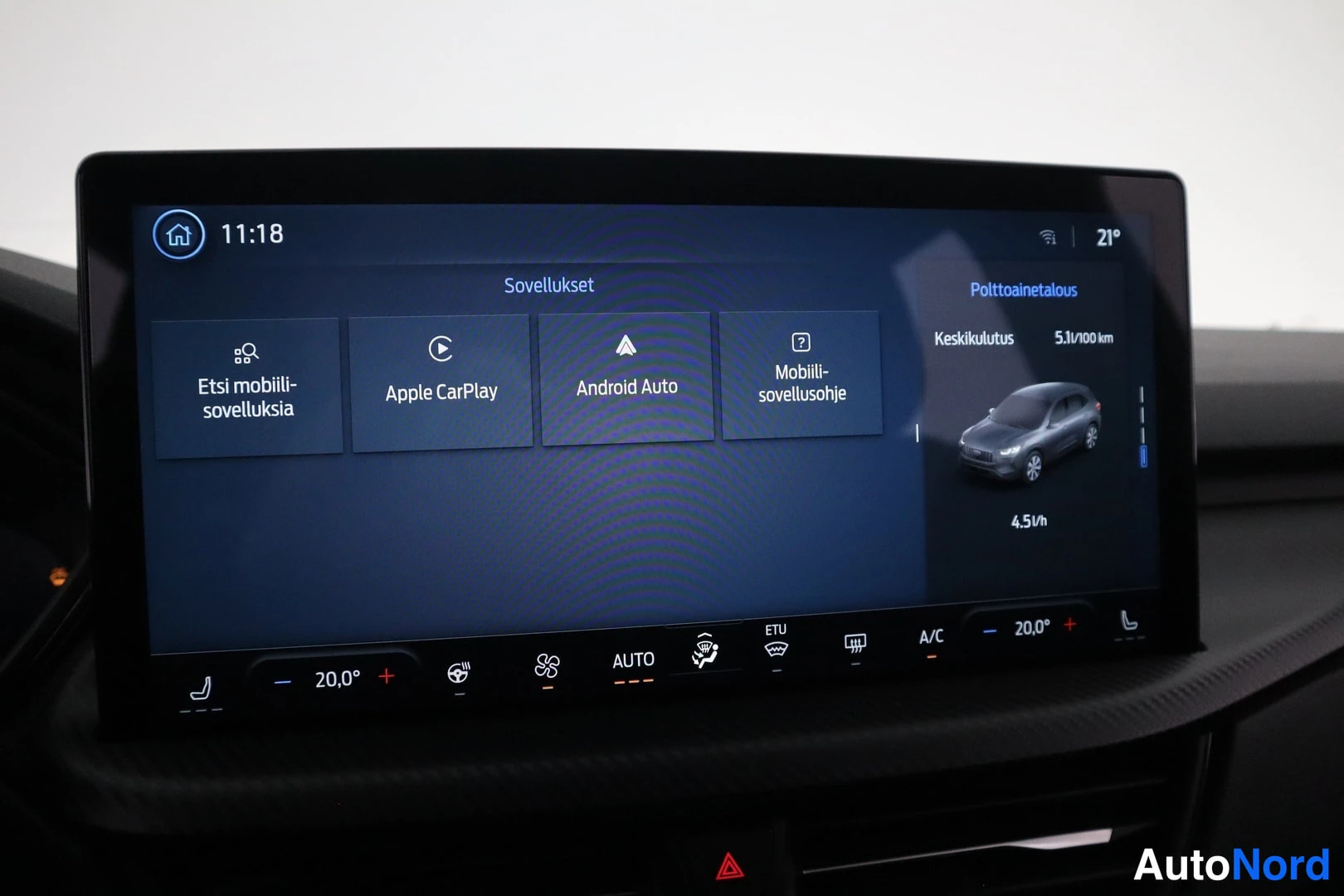 Muu: Takinäytön Sovellukset-näkymä: Apple CarPlay ja Android Auto, alareunassa ilmastoinnin ohjaimet, lukema 20,0° ja polttoaineenkulutus 5,1 l/100 km.