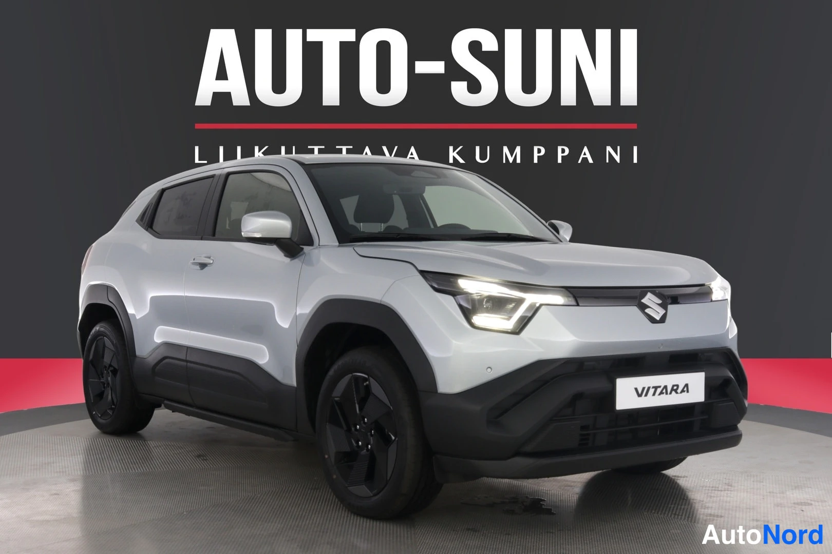 Etuviisto, nokka oikealle: Kultainen Suzuki Vitara -mallinen henkilöauto kolmen neljänkulman näkymänä edestä oikealle
