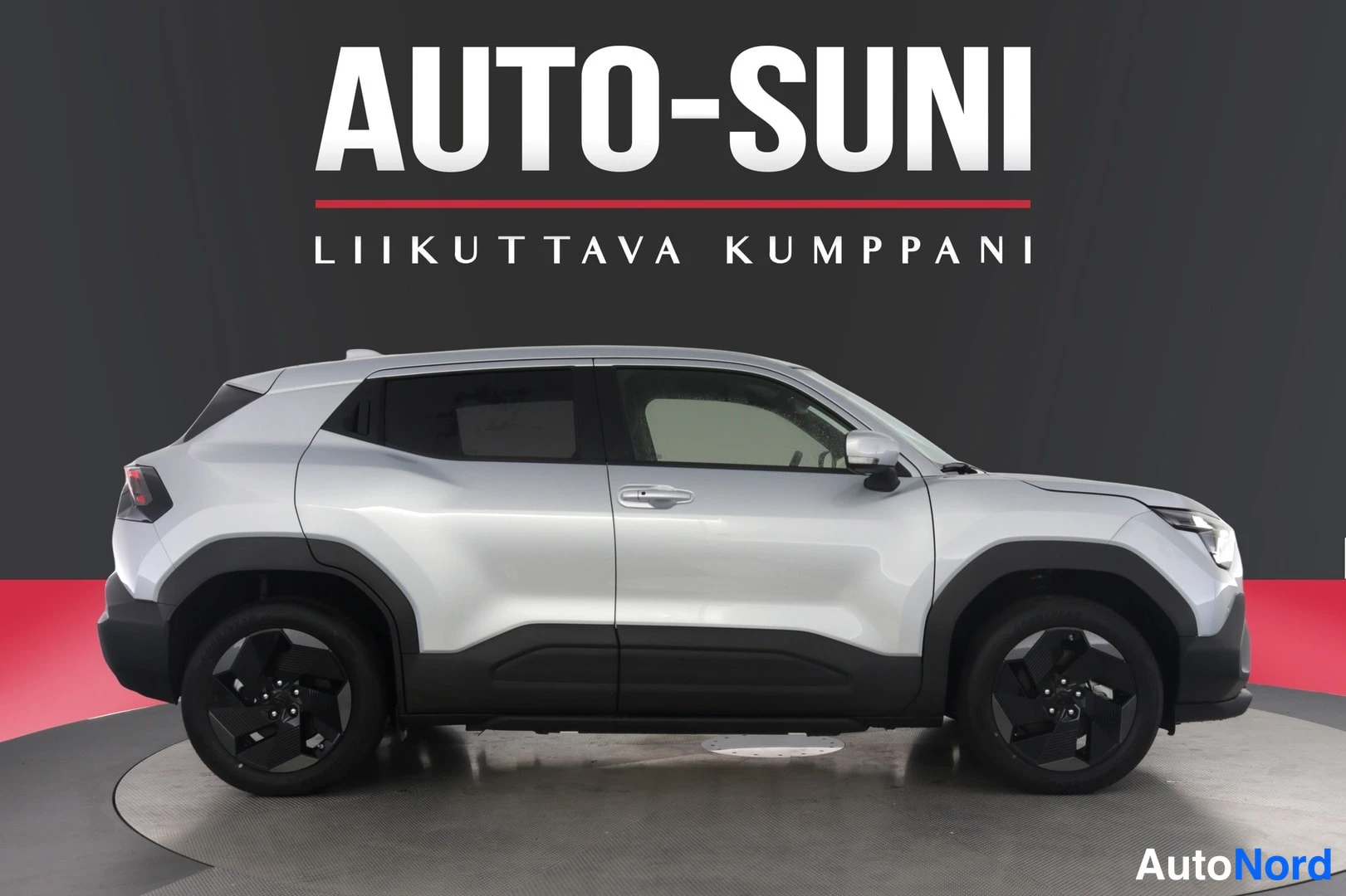 Sivulta: Kultainen henkilöauto sivusta vasemmalta