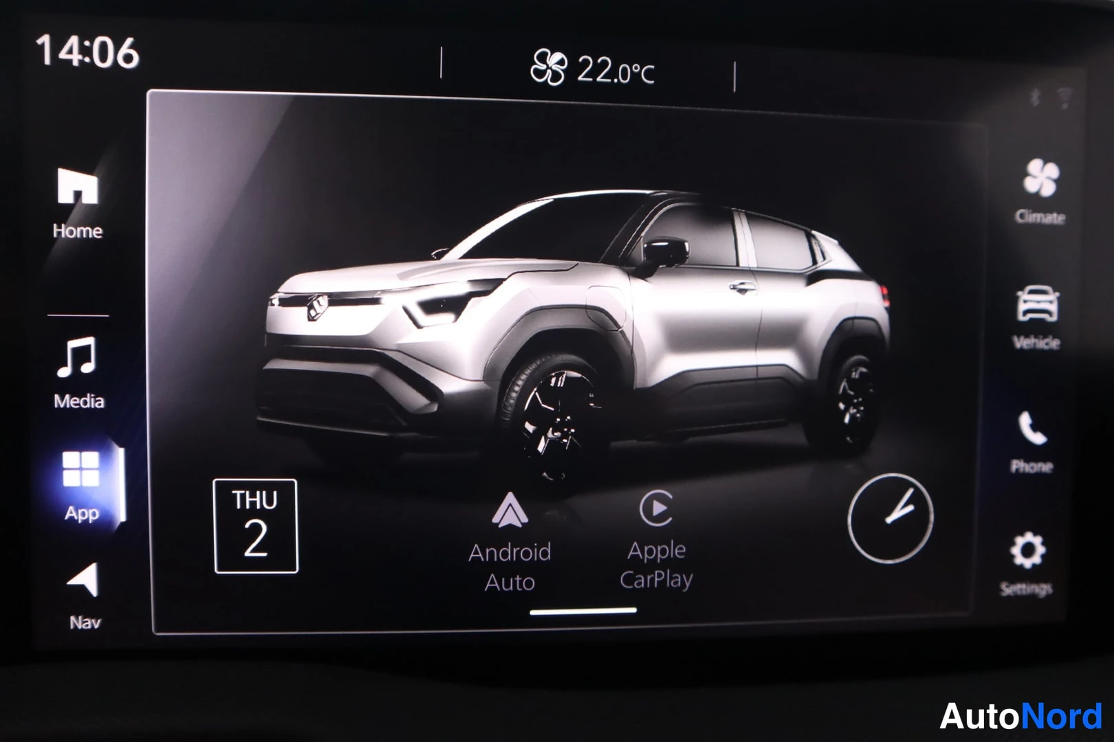 Muu: Auton mediajärjestelmän ruutu. Kuva esittää valkoisen auton mallia, joka on todennäköisesti Suzuki Vitara. Android Auto ja Apple CarPlay -näppäimet ovat näkyvis