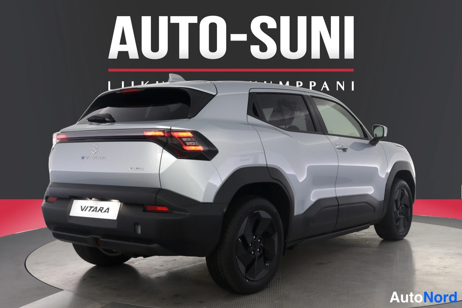Takaviisto: Kultainen auto takanäkökulmasta oikealta