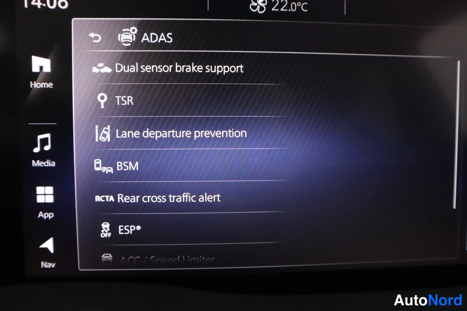 Muu: Infotainment-näytön ADAS-asetusvalikko, jossa ovat Dual sensor brake support, TSR, Lane departure prevention, BSM, Rear cross traffic alert ja ESP.