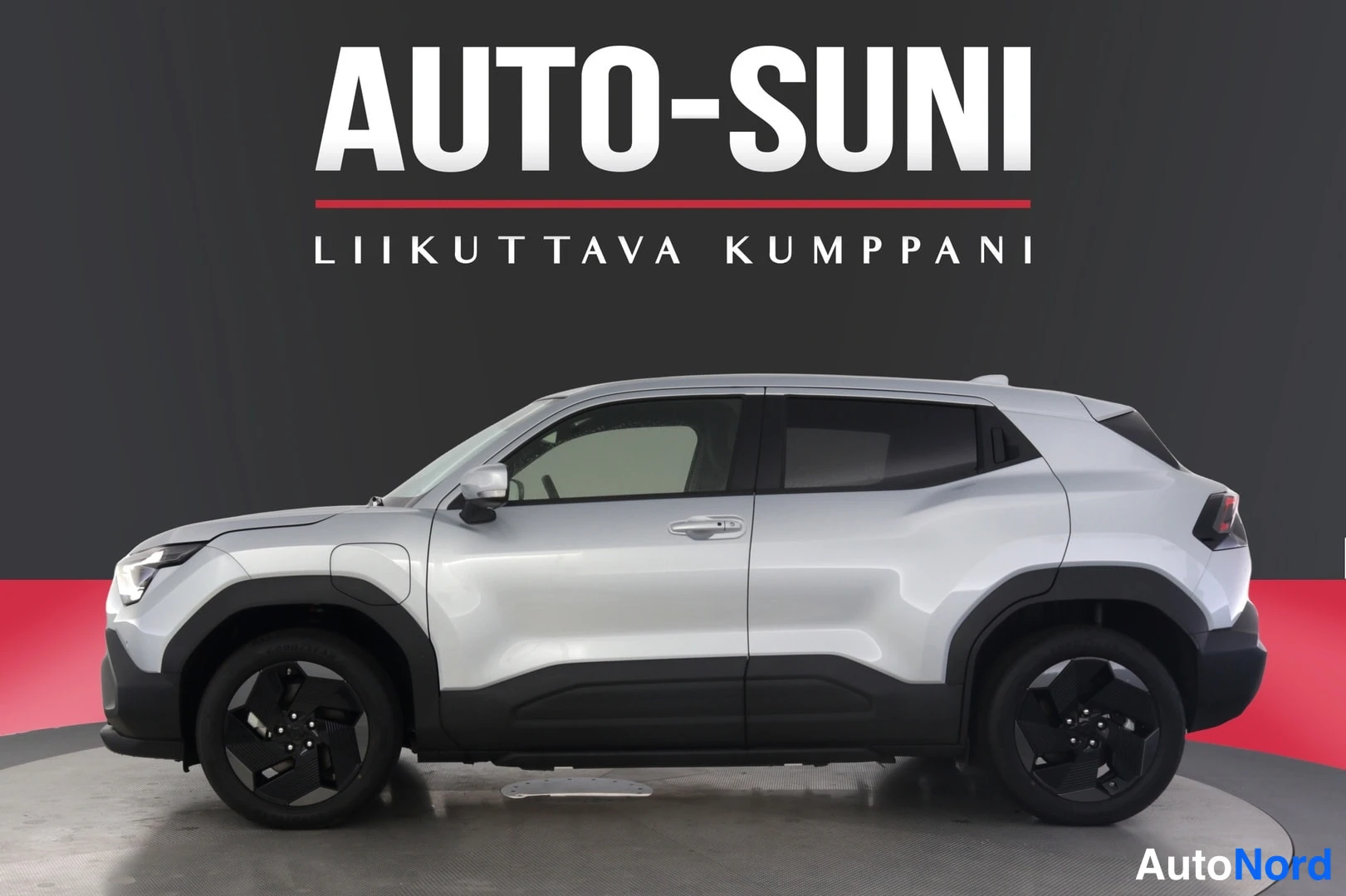 Sivulta: Sivunäkymä hopeisesta Suzuki Vitarasta, jossa on mustat koronarkeet ja puskurit.