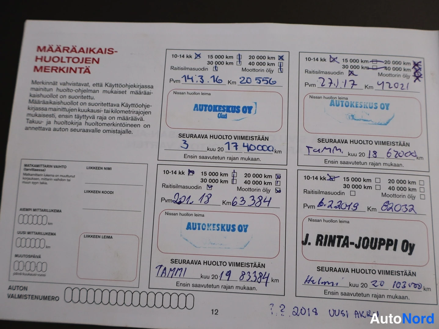 Muu: Huoltokirjan sivu MÄÄRÄAIKAISHUOLTOJEN MERKINTÄ neljällä täytetyllä huoltomerinnällä leimoina AUTOKESKUS OY ja J. RINTA-JOUPPI Oy.