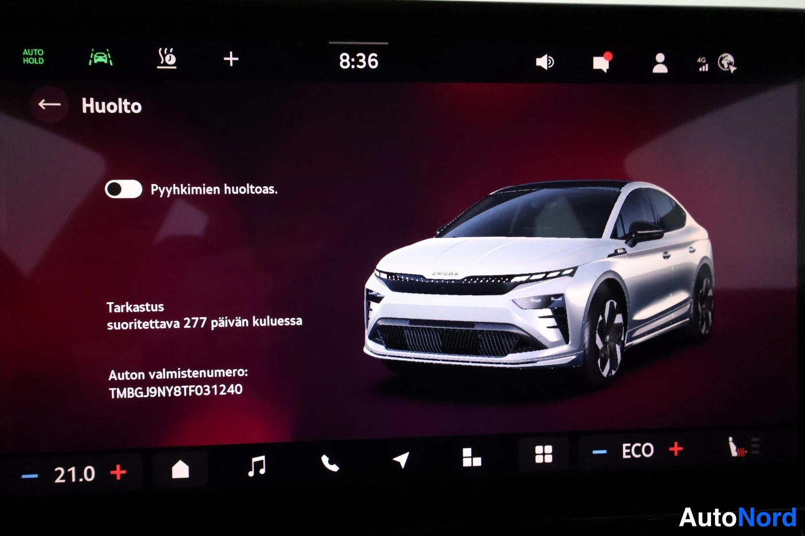 Muu: Infotainment-näyttö Huolto-valikossa, jossa on auton kuva, huoltomuistutus 277 päivän ajasta ja valmistenumero TMBGJ9NY8TF031240.