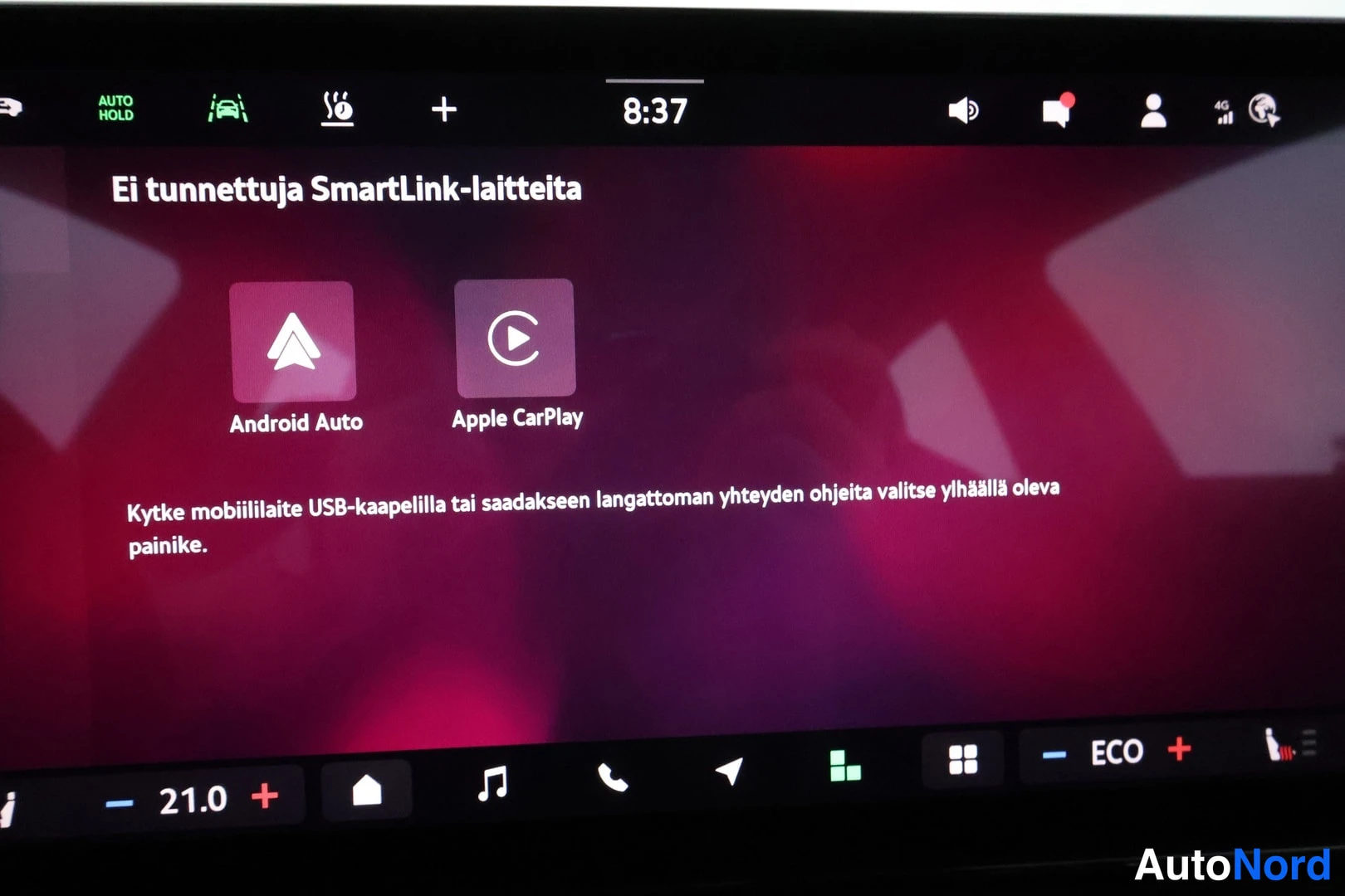 Ohjaamo: Kosketusnäytön kuva, jossa on SmartLink-yhteysvalikko. Valikossa teksti 'Ei tunnettuja SmartLink-laitteita' sekä Android Auto ja Apple CarPlay -ikonit. Ohjeteks