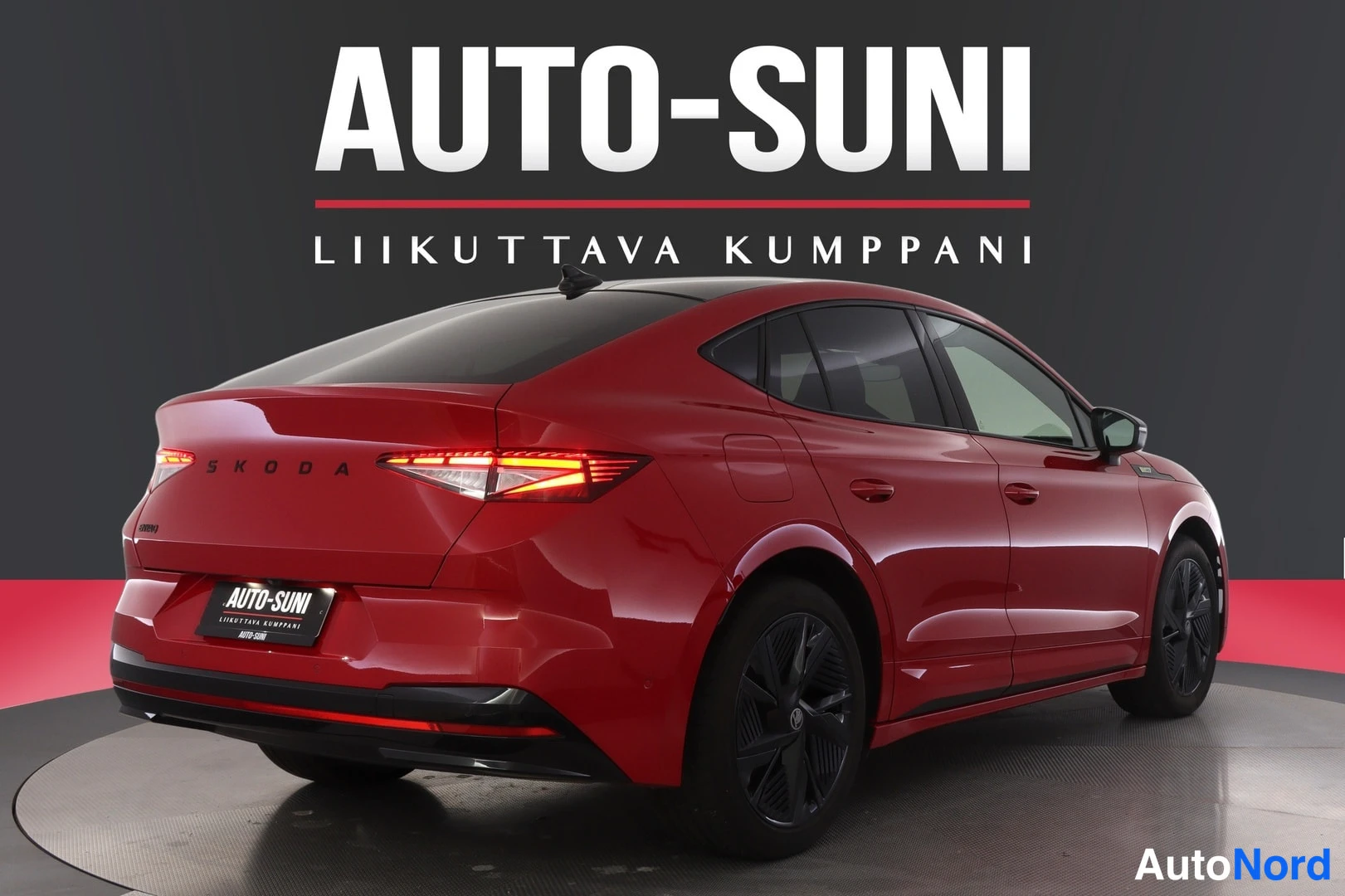 Takaviisto: Rear three-quarter view of the red Skoda with tail lights and passenger side visible.