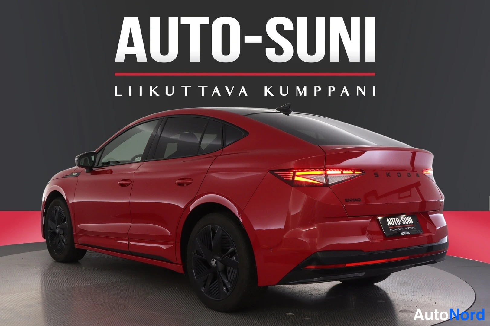 Takaviisto: Rear three-quarter view of the red Skoda showing tail lights and driver's side.