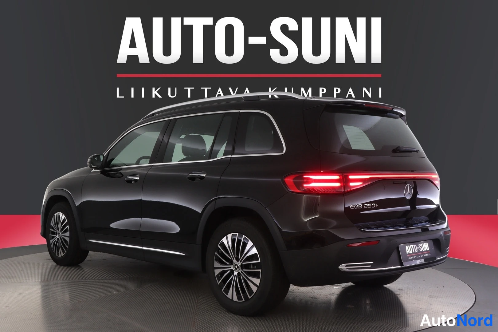 Takaviisto: Musta Mercedes-Benz EQB takaa vasemmalta kuvattuna, punainen valovyöhyke ja EQB 250+ -teksti näkyvät.