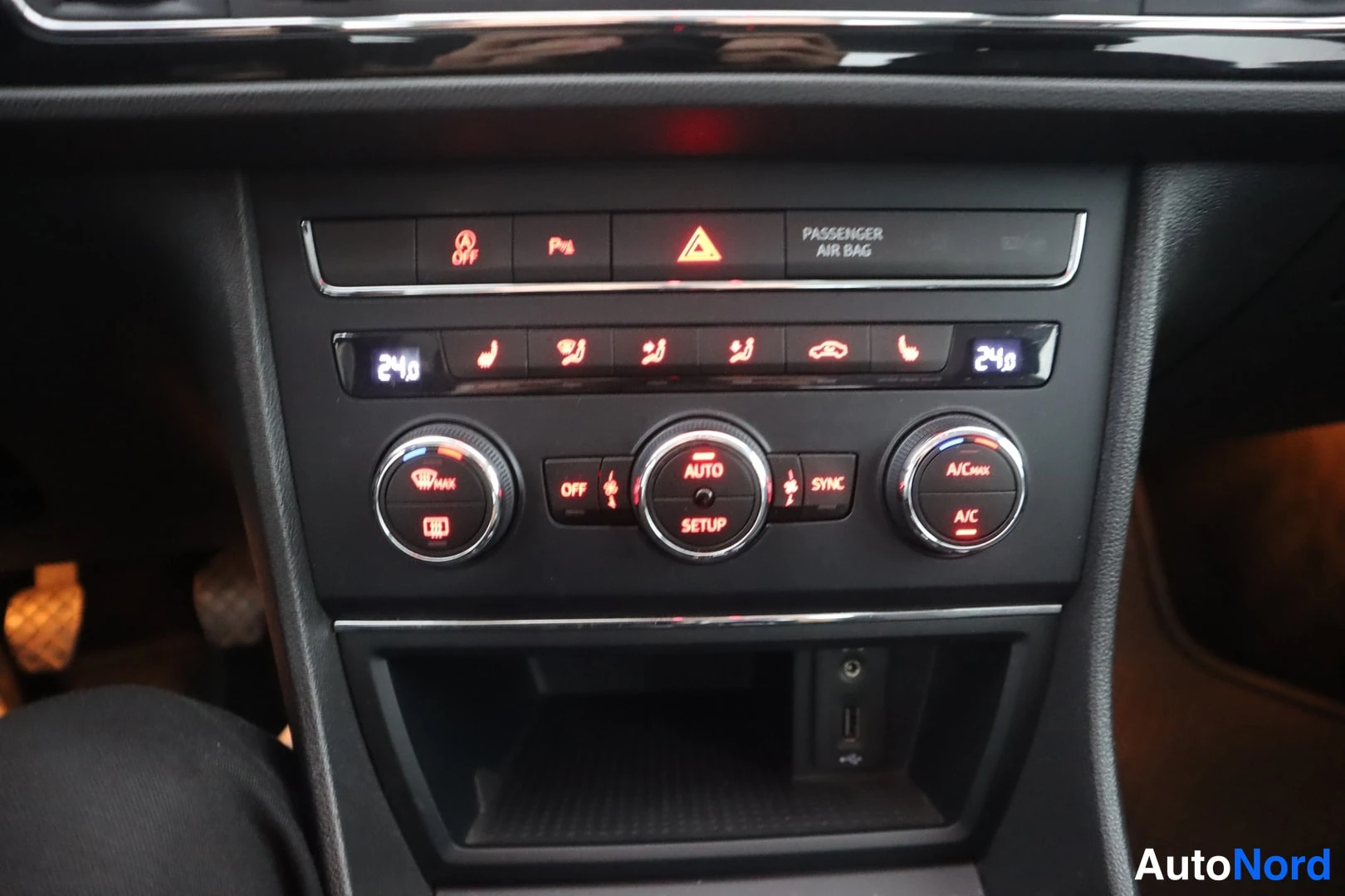 Sininen Seat Leon 2017, edestä, kuva 13