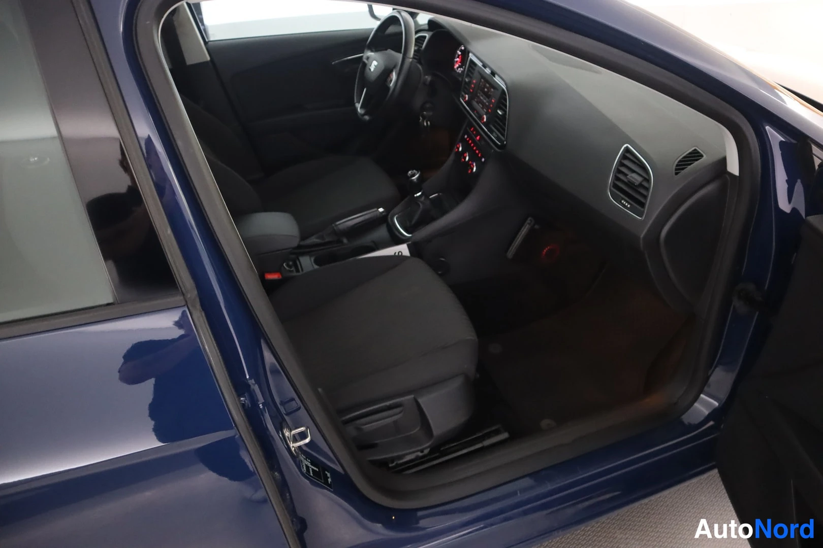 Sininen Seat Leon 2017, sivulta, kuva 5