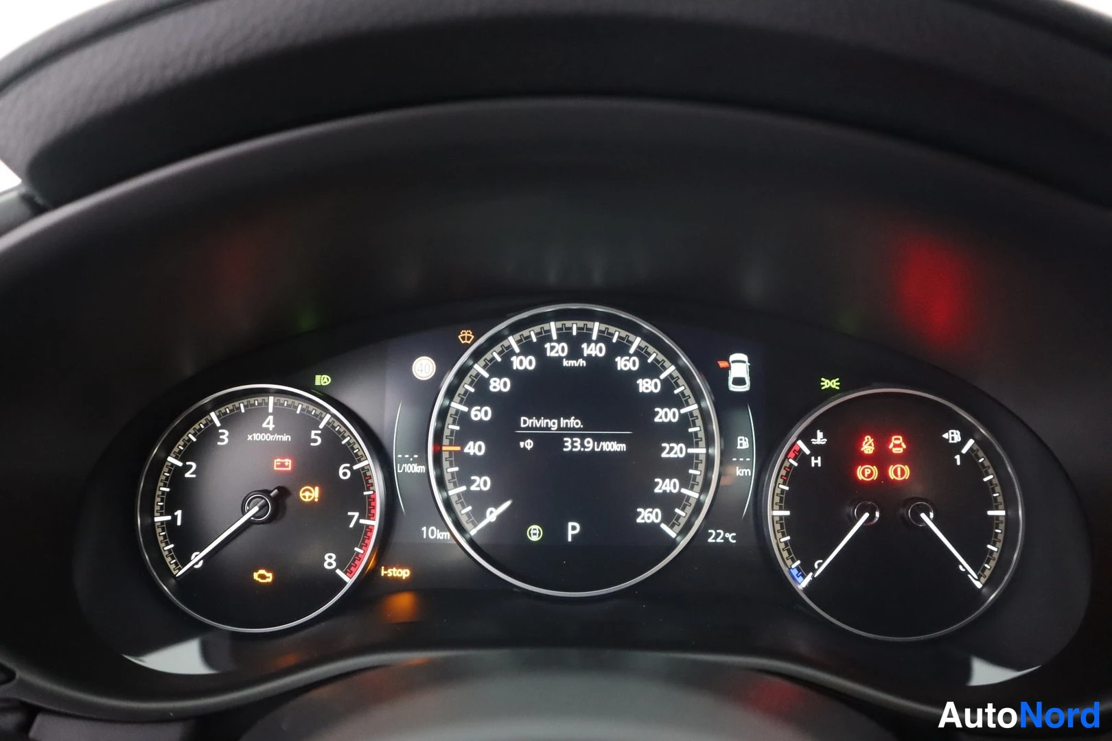 Muu: Mittaristön tarkempi kuva; näytössä Driving Info 33,9 l/100 km, P ja 22°C.