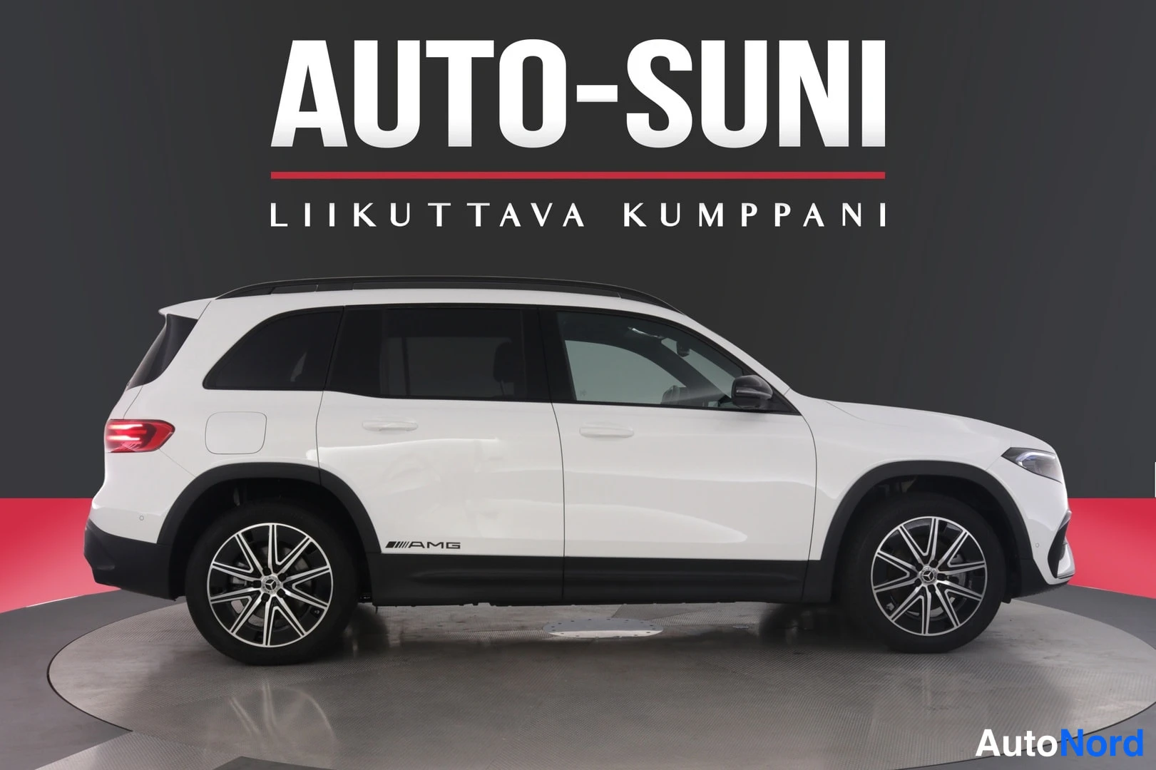 Sivulta: Valkoisen Mercedes-Benz EQB:n sivukuva, kevytmetallivanteet ja kattokiskot näkyvissä.