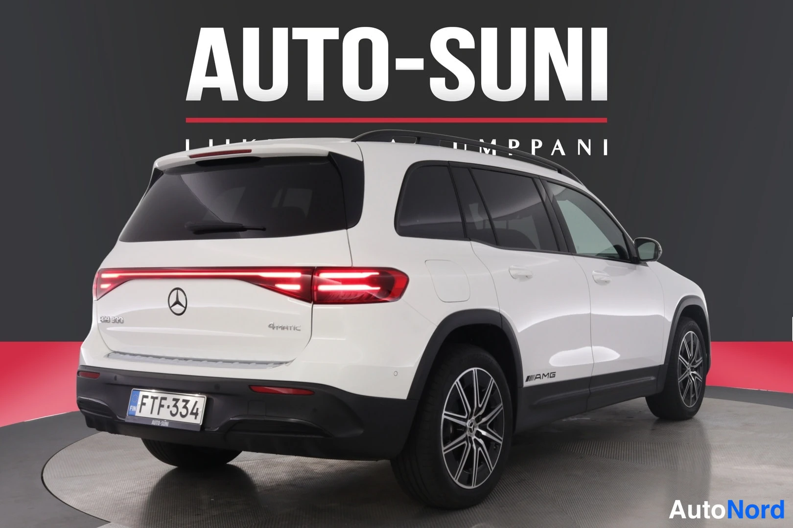 Takaviisto: Valkoinen Mercedes-Benz EQB takaa kolmannelta kulmalta, rekisterikilpi näkyvissä.