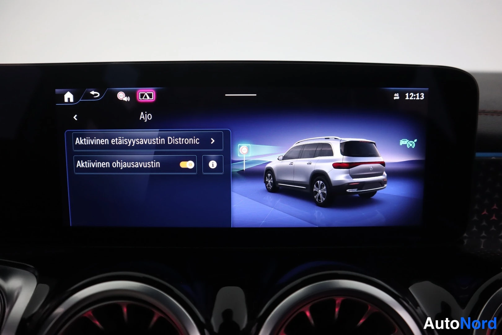 Muu: Kojelaudan infotainment-näyttö, jonka Ajo-valikossa on käytössä Aktiivinen etäisyysavustin Distronic ja Aktiivinen ohjausavustin.