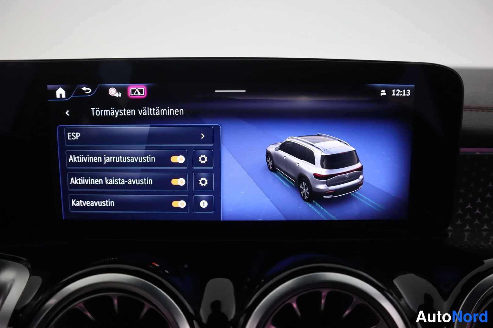 Muu: Infotainment-näytön kuva: Törmäysten välttäminen -valikko ESP-asetuksineen ja ajoneuvon graafisine kuvineen.