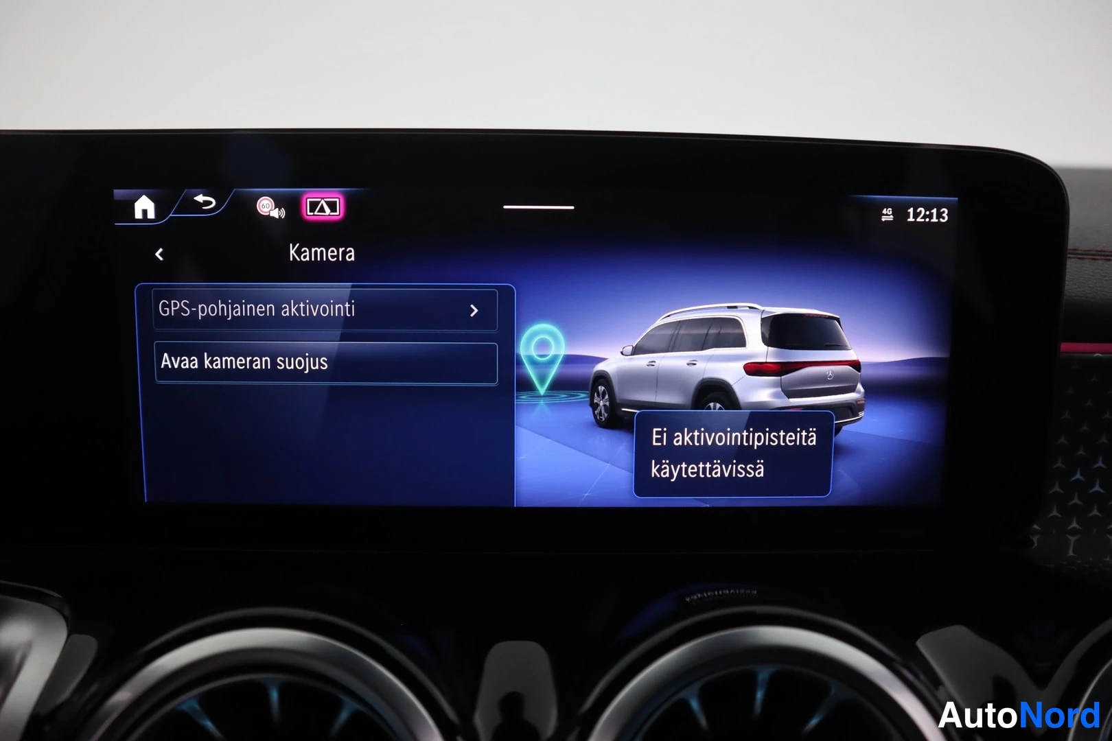 Yksityiskohta: Infotainment-näyttö kameravalikossa: teksti 'Kamera', 'GPS-pohjainen aktivointi', 'Avaa kameran suojus' ja ilmoitus 'Ei aktivointipisteitä käytettävissä'.