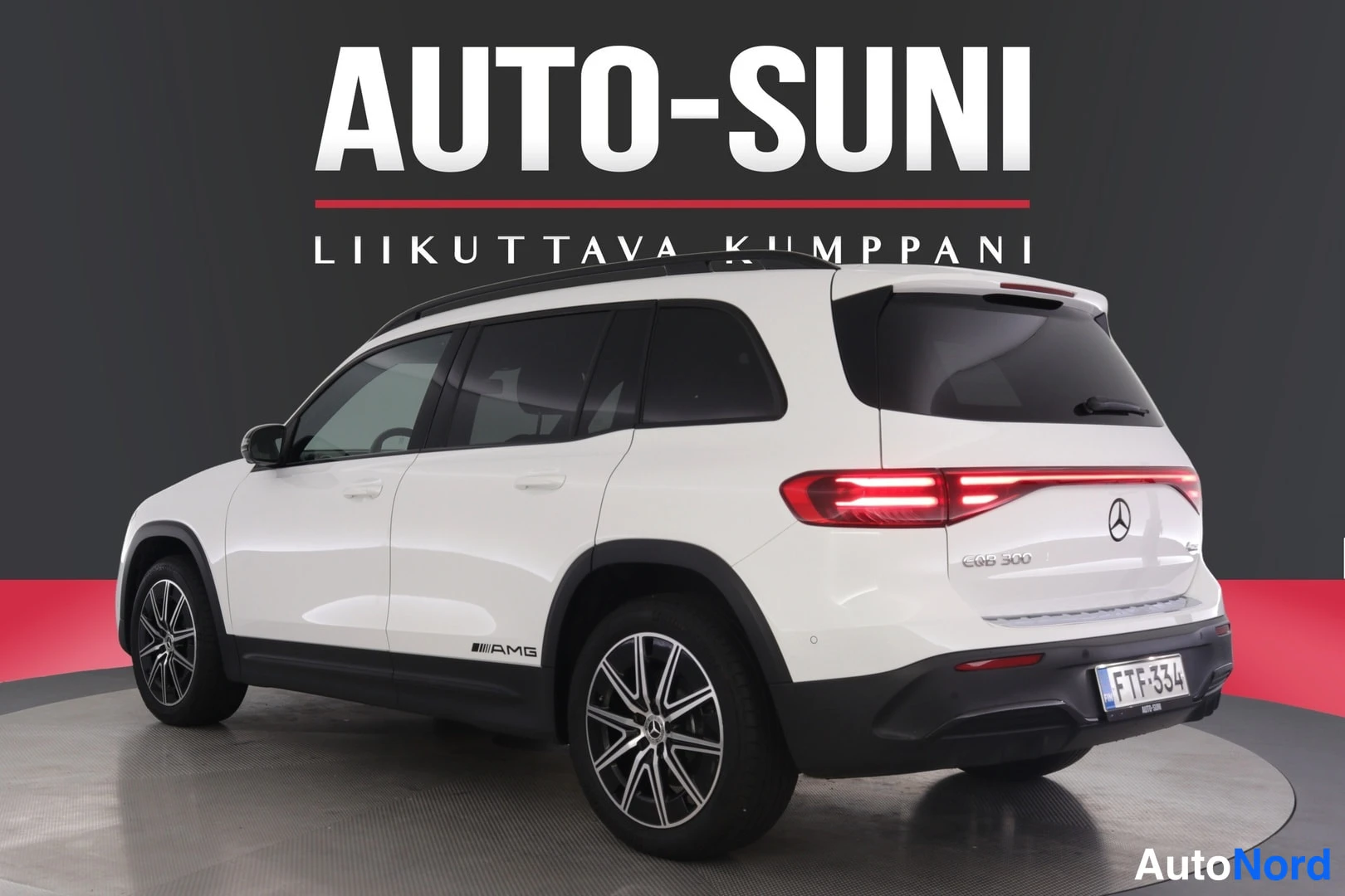 Takaviisto: Valkoinen Mercedes-Benz EQB takaa toiselta kulmalta, kattokaiteet ja kevytmetallivanteet näkyvissä.