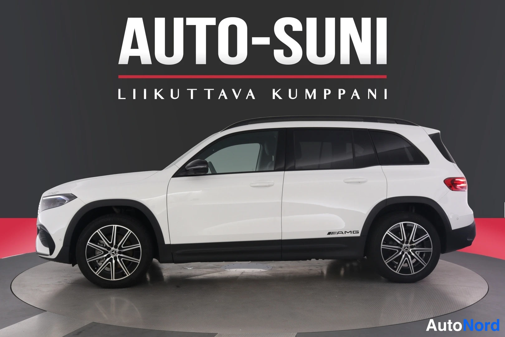 Sivulta: Valkoinen Mercedes-Benz AMG-malli sivulta kuvattuna, AUTO-SUNI-taustakyltti.
