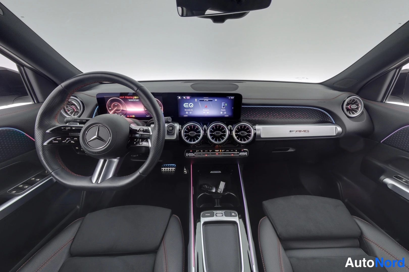 Etuviisto, nokka vasemmalle: Mercedes-Benz AMG-mallin kojelauta ja ohjaamo, AMG-merkki, EQ-näyttö.