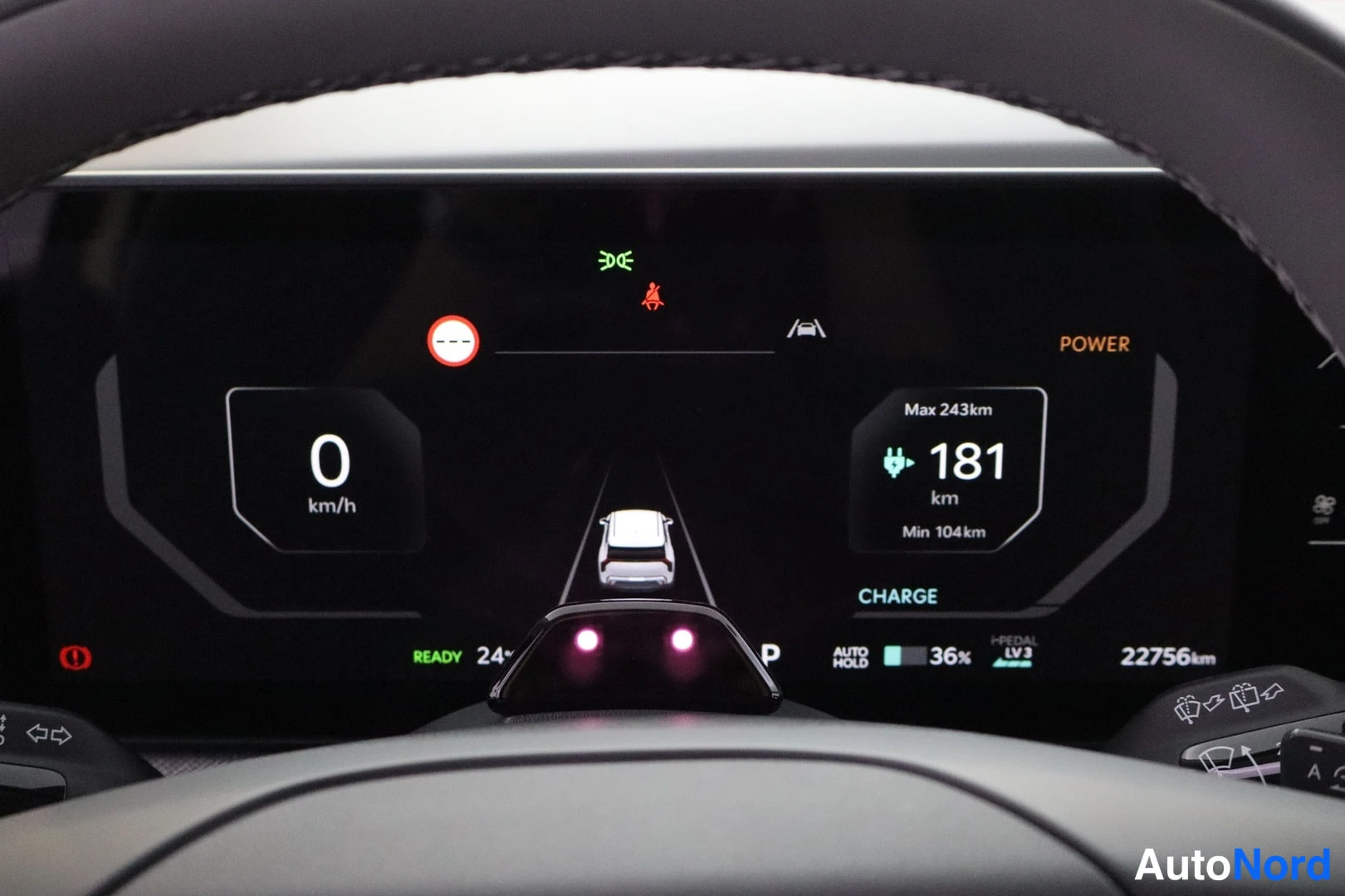 Muu: Sähköauton digitaalinen mittaristo: nopeus 0 km/h, READY-merkkivalo, ulkolämpötila 24°, lataustehdas näyttää 181 km (Max 243 km, Min 104 km), akun varaustaso 36