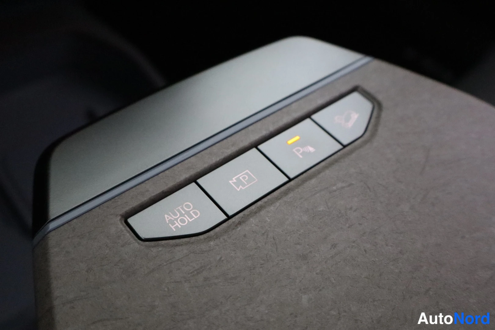 Muu: Sisätiloissa keskikonsolin painikkeet: AUTO HOLD -nappi ja peruutustutkan eli P-symbolin painike, joista jälkimmäisen oranssi merkkivalo on päällä.