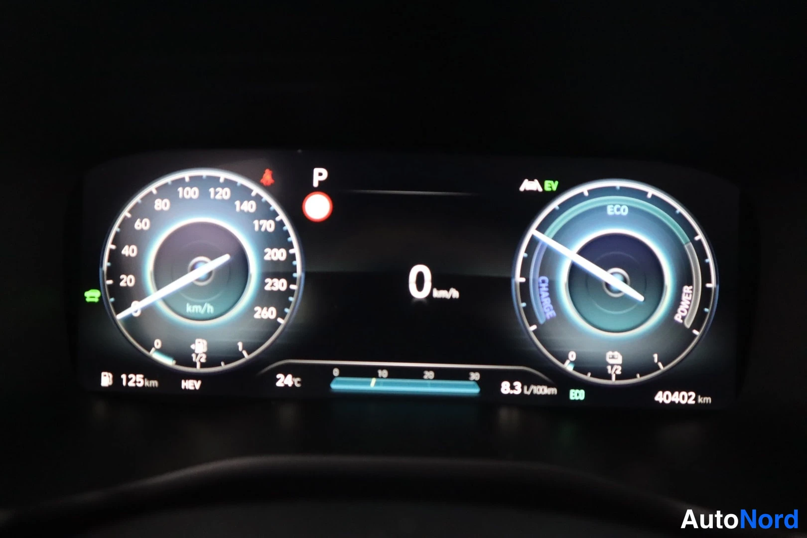Muu: Kojelaudan näyttö, lukema 40402 km, HEV.