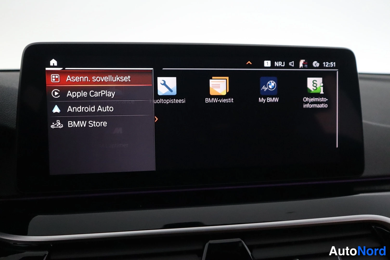 Muu: Auton infotainment-näyttö, jonka valikossa näkyvät Apple CarPlay, Android Auto ja BMW Store -sovellukset.
