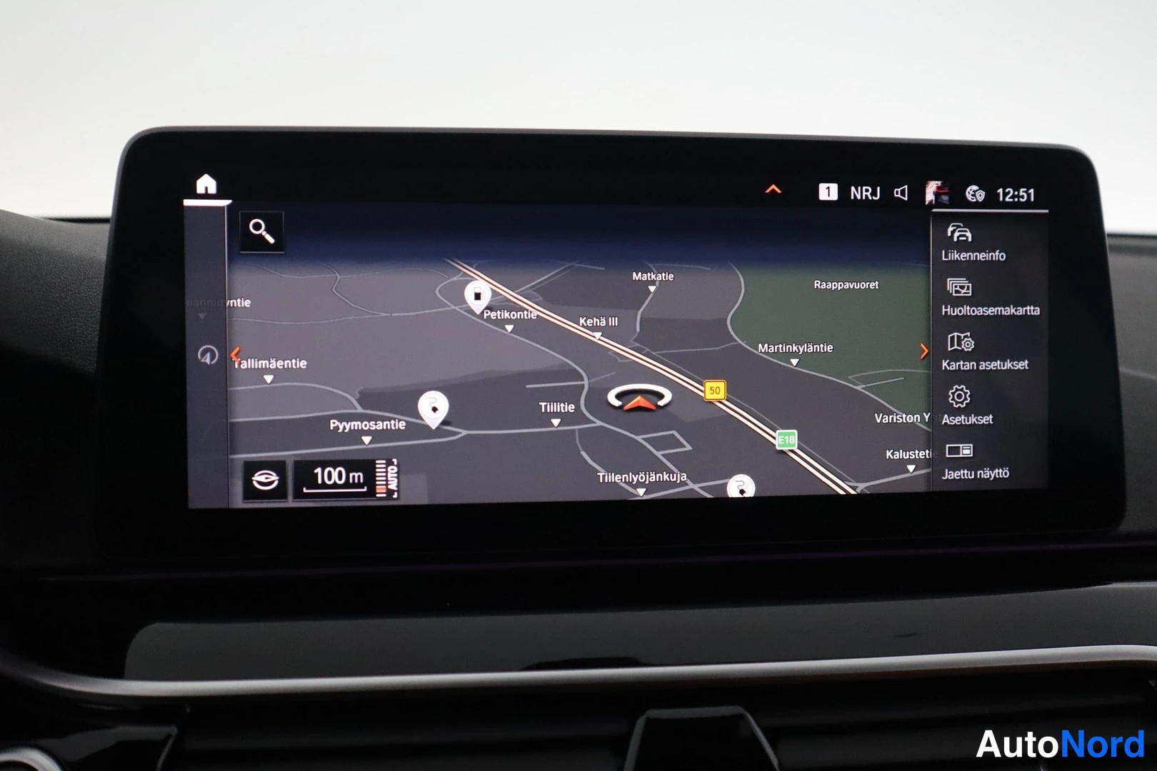 Muu: Navigointijärjestelmän karttanäkymä infotainment-näytöllä; näkyvät muun muassa Kehä III, Petikontie ja Tillitie.