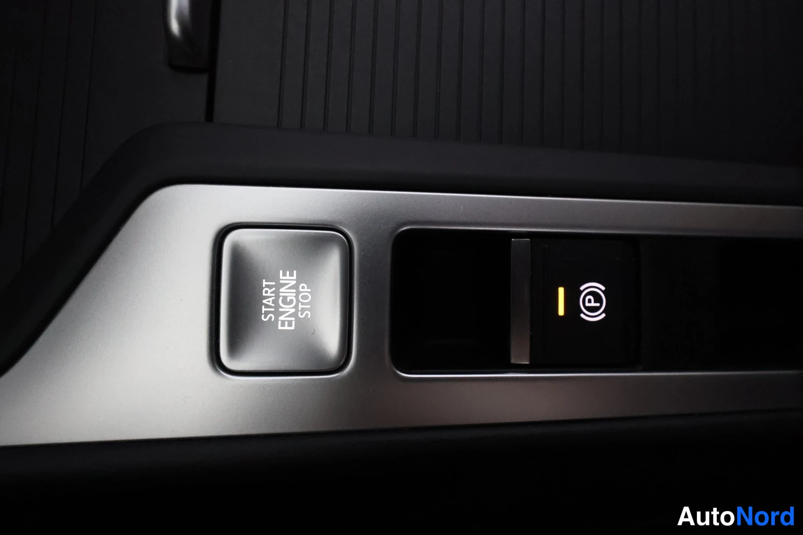 Muu: Start Engine Stop -käynnistyspainike ja elektronisen hätäjarrun (P) painike keskikonsolissa.