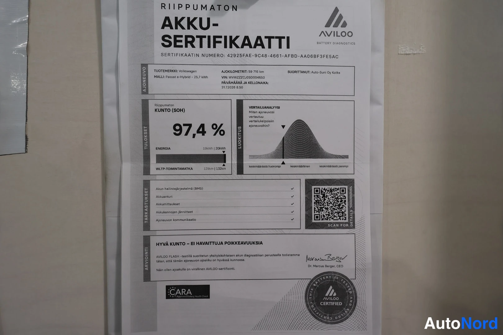 Yksityiskohta: Aviloo-akkusertifikaatti paperilla, jossa akun kunto 97,4 prosenttia, energiakartta ja QR-koodi.
