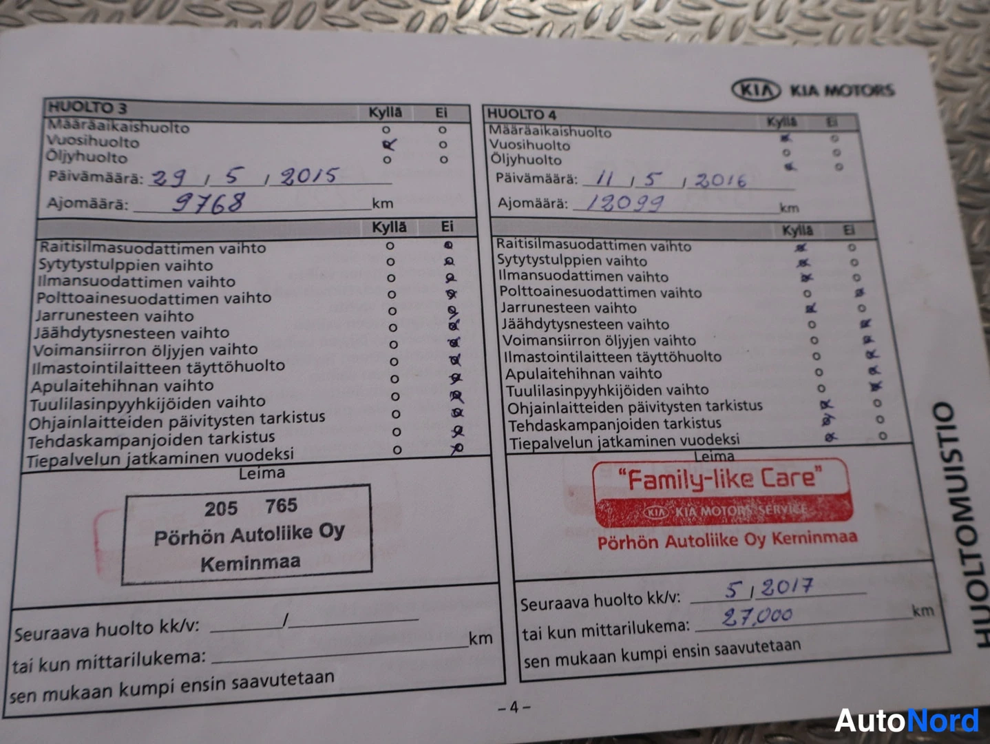 Asiakirja: Kia Motors -huoltomustion sivu 4, jossa huolto 3 ja huolto 4 on merkitty leimoilla Pörhön Autoliike Oy Keminmaa ja KIA Motors Service.